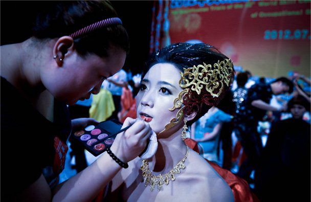 比赛选手正在(zài)给模(mó)特化妆 比赛(sài)选手正在给模特化妆(zhuāng)